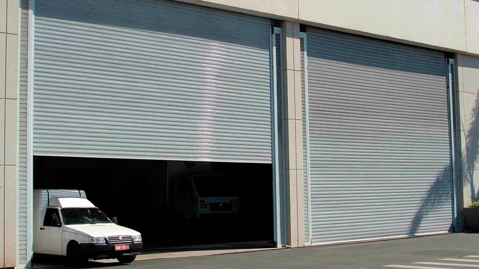 Instalação de porta automática em fachada comercial