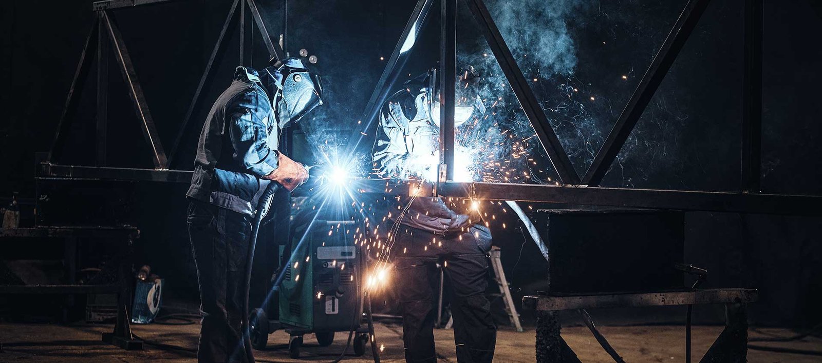 Soldadores fabricando estruturas metálicas
